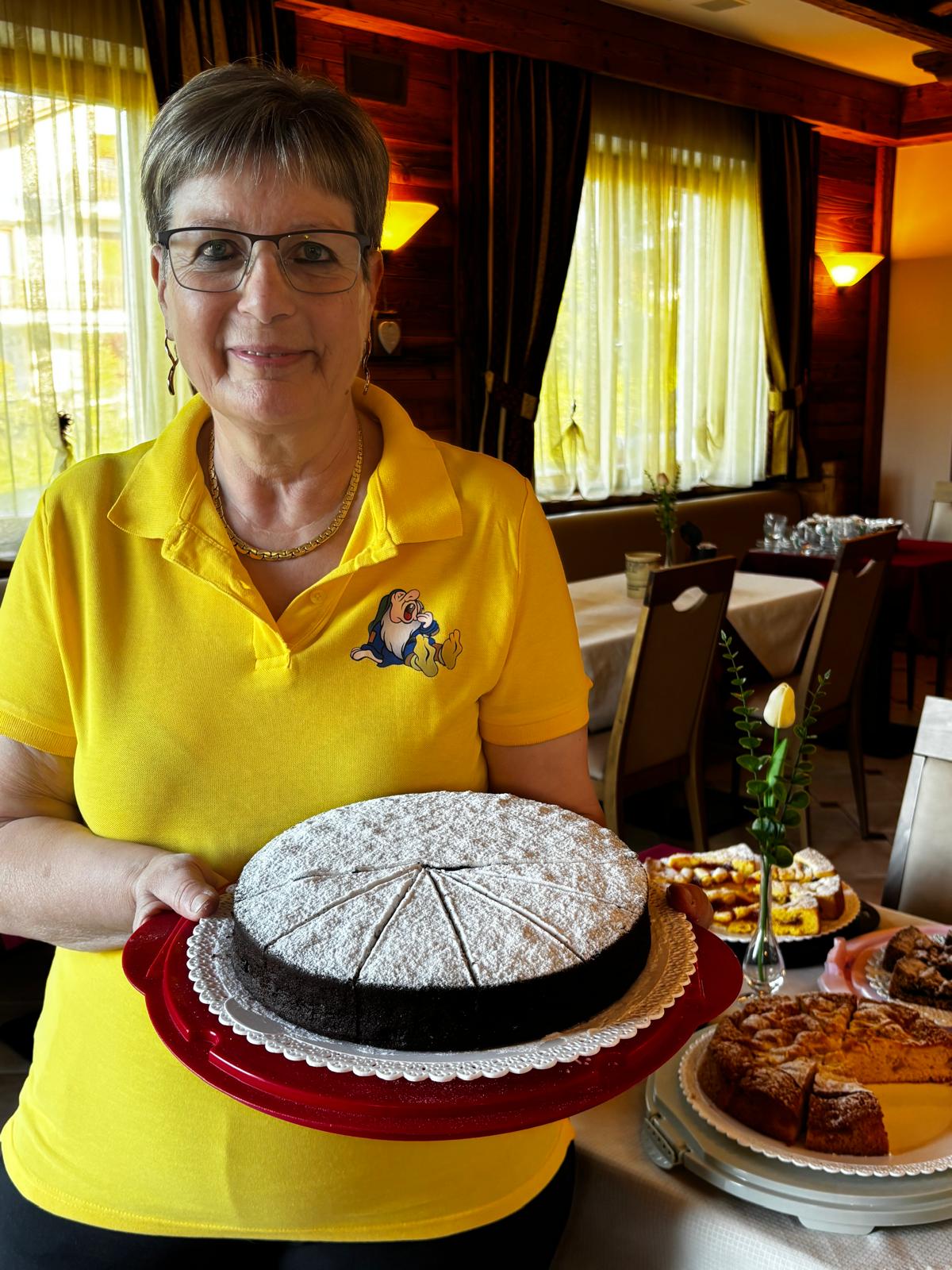 Annalisa, proprietaria del B&B Dolce Sogno, con uno dei suoi dolci fatti in casa nella sala colazioni