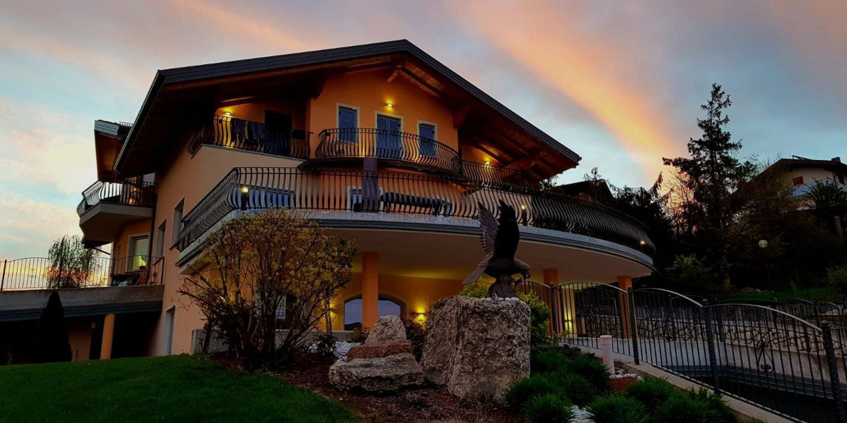 La maison d’hôtes Dolce Sogno à Coredo au coucher du soleil